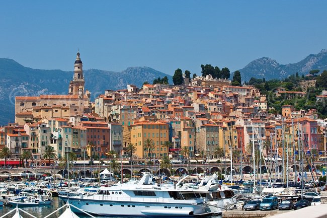 Menton con il suo vecchio porto - France