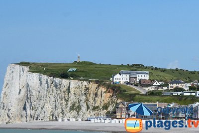 Plage de Mers les Bains avec les falaises