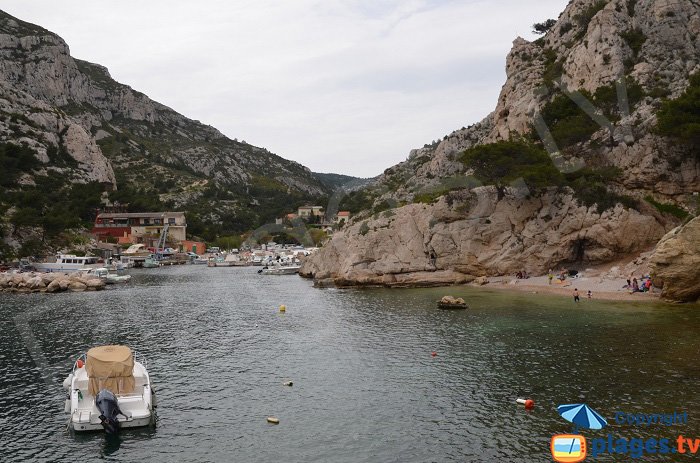 Morgiou: la calanque avec sa plage et son port