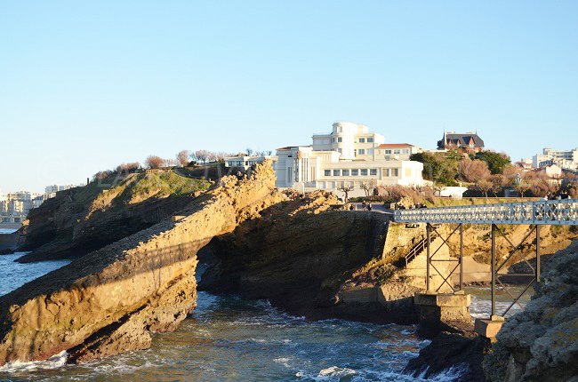 L’edificio bianco è il museo del mare