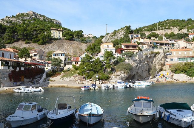 Cabanons dans la calanque de Niolon