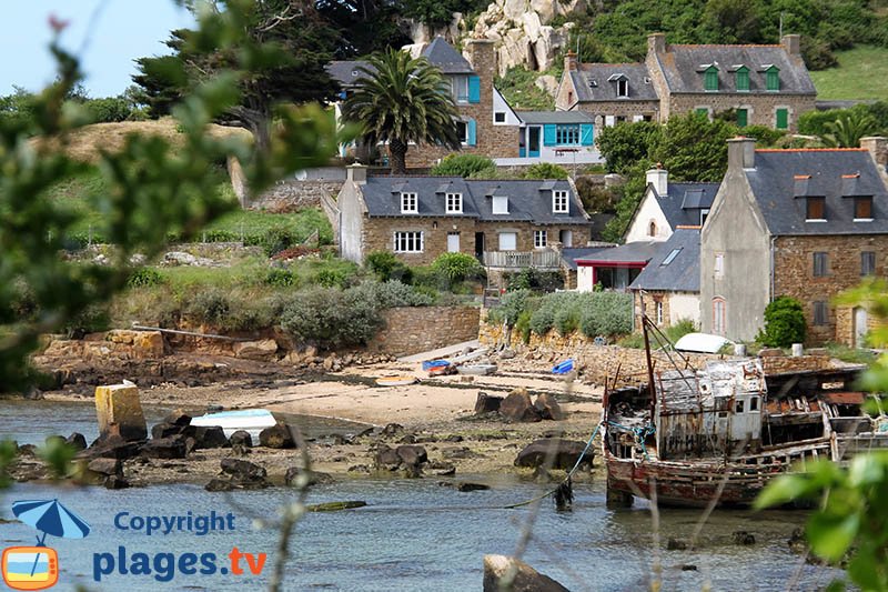 Hameau sur l'ile de Bréhat avec une épave - Nodgoven