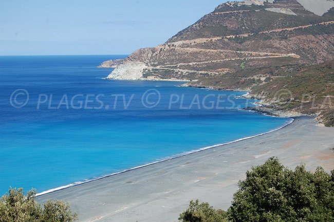 Plage de galets gris dans le Cap Corse - Nonza