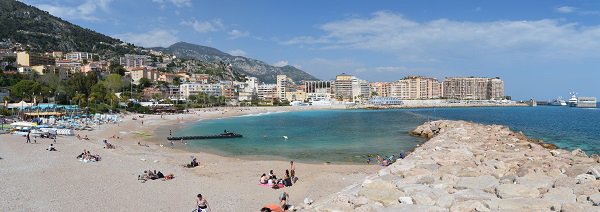 Panorama strand Marquet mit dem Hafen von Cap d'Ail