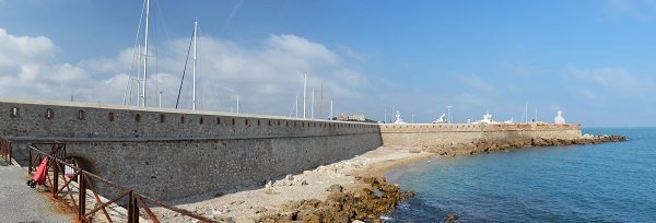 Panoramafoto vom Strand am Hafen von Antibes