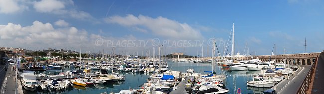 Port d'Antibes avec les remparts