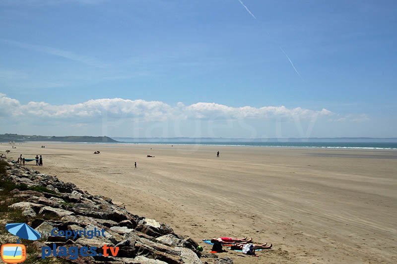 Grande plage de St Nic dans la baie de Douarnenez