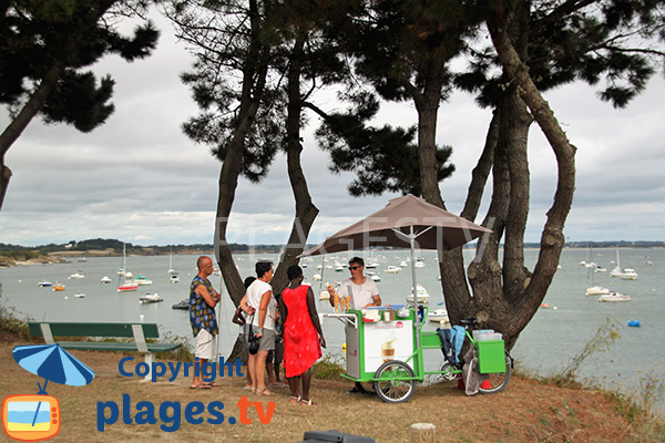 Vendeur de boissin sur la plage de Kervoyal à Damgan