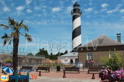 Bord de mer de Gravelines avec son phare - Petit-Fort-Philippe