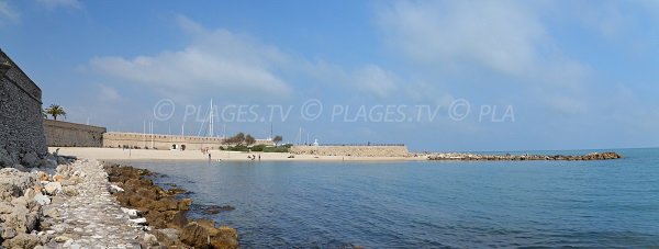 Blick auf den Strand von La Gravette von der Mole aus