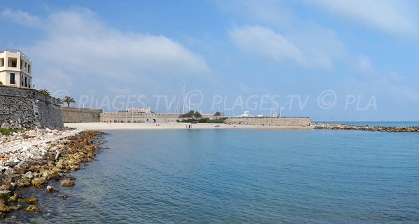 Der Strand von La Gravette mit den Stadtmauern von Antibes