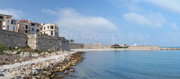 Vieille ville d'Antibes avec la plage de la Gravette