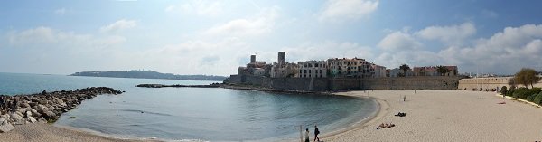 Gravette in Antibes con la città vecchia e il Cap d'Antibes