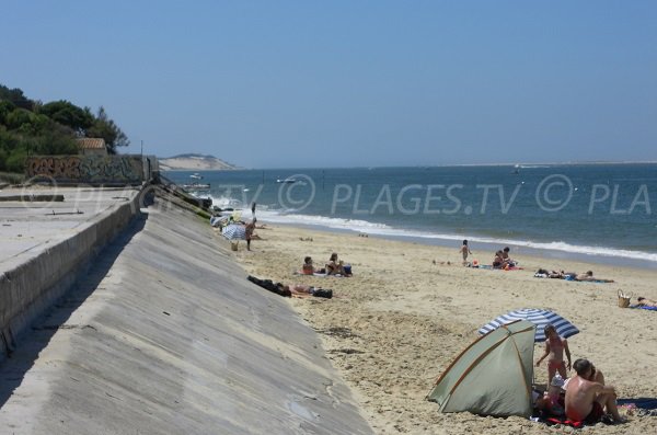 Beach in the center of Pyla sur Mer