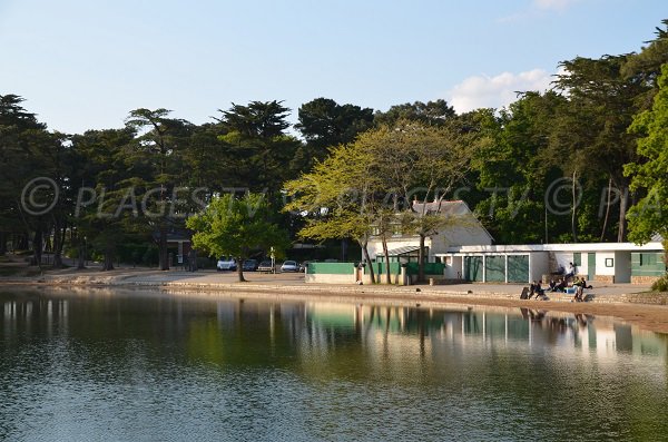 Plage de sable au bord de la piscine de Conleau à Vannes