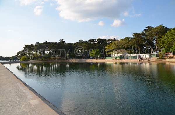 Vue globale de la piscine de Vannes avec de l'eau de mer