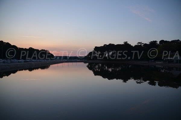 Foto della piscina di Vannes sulla penisola di Conleau al tramonto