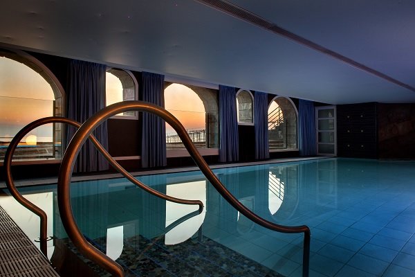 Piscine avec de l'eau de mer du centre de thalasso de St Jean de Luz