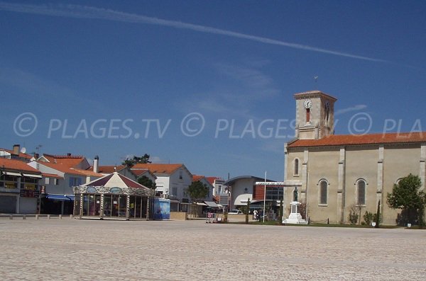 Place de l'église à La Tranche sur Mer