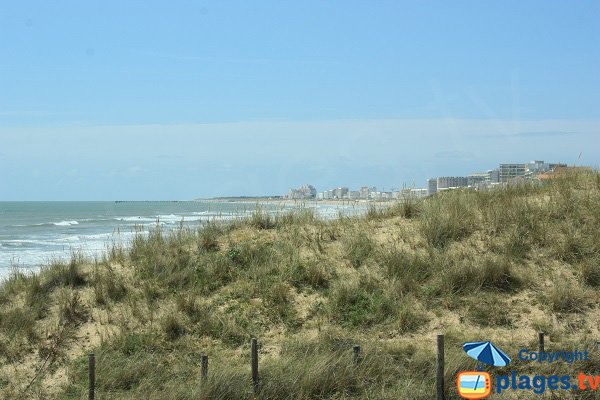 Dunes et immeubles de Saint Jean de Monts depuis le plage des 60 Bornes