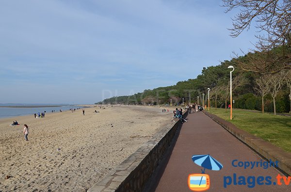 Promenade piétonne le long de la plage des Abatilles - Arcachon