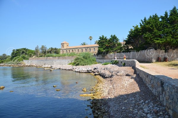 Plage de l'Abbaye de Lérins sur l'île de Saint Honorat