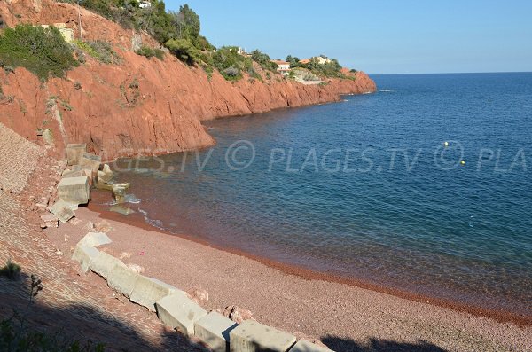 Plage de galets dans le massif de l'Estérel à Agay