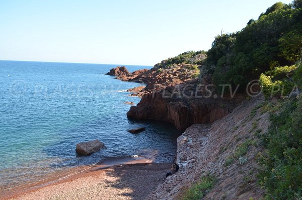 Sorte de petite crique dans l'Estérel à Agay (commune de St-Raphaël)