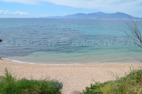 Plage d'Agosta dans le golfe d'Ajaccio avec vue sur les iles sanguinaires