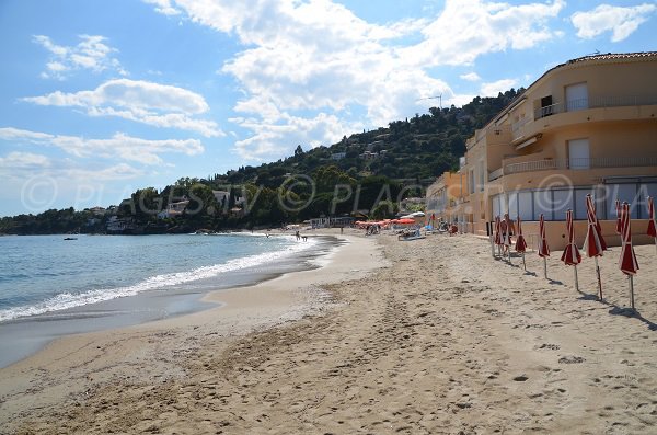 Constructions sur la plage d'Aiguebelle du Lavandou