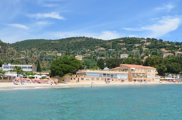 Plages privées et hôtels sur la plage d'Aiguebelle au Lavandou