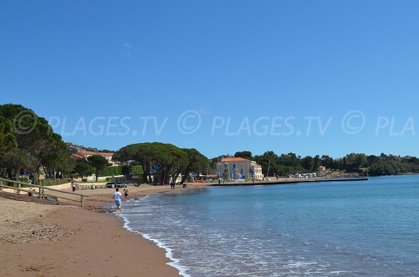 Plage à Agay avec des activités nautiques