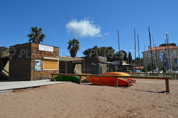 Centre nautique sur la plage AIguemarine d'Agay