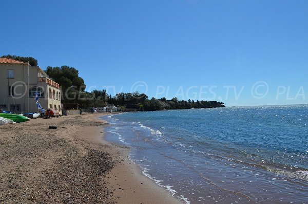 Plage sur la gauche par rapport au centre-ville d'Agay