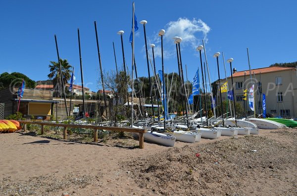 Activités nautiques sur la plage de sable Aiguemarine à Agay