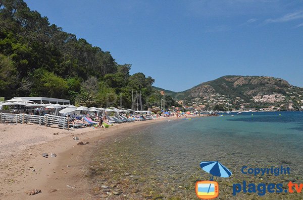 Vue sur la baie de Théoule sur Mer depuis la plage de l'Aiguille