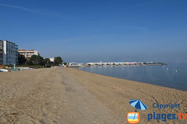 Photo de la plage de l'Aiguillon à Arcachon à côté du port