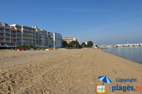 Gli edifici lungo la spiaggia Aiguillon di Arcachon 