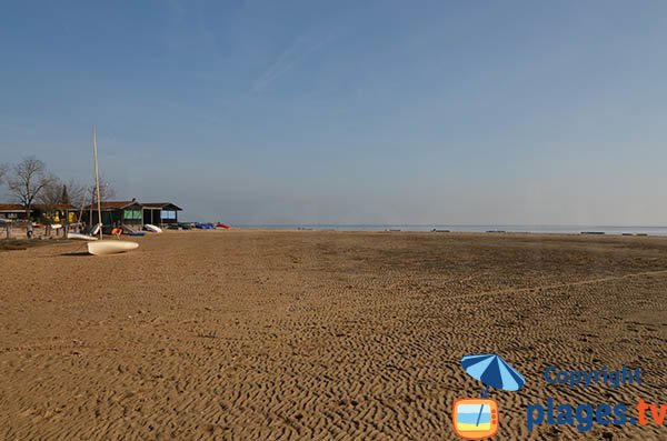 Beach at the tip of the Aiguillon in Arcachon