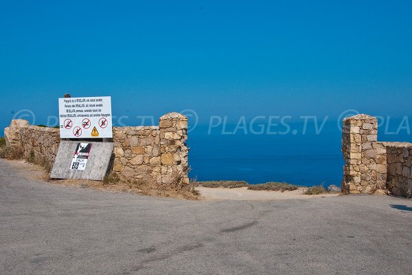 Chemin d'accès à la pointe de la Revellata à Calvi