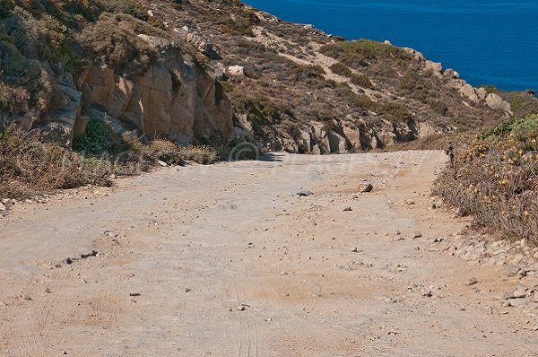 Sterrata che permette di raggiungere la spiaggia dell'Alga