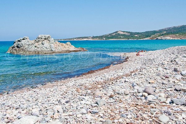 Plage de galets à Lumio - Corse