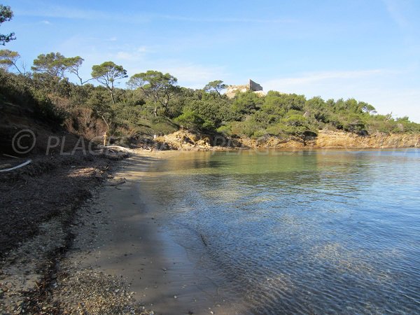 Plage de l'Alycastre à Porquerolles avec le fort