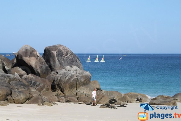 Rochers sur la plage des Amiets à Cléder