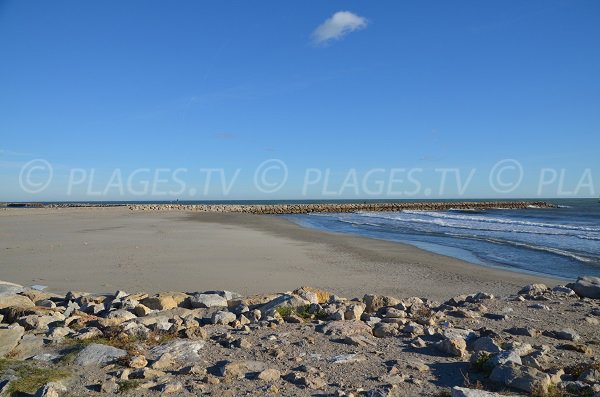 Beach in the center of Saintes Maries de la Mer - Amphores