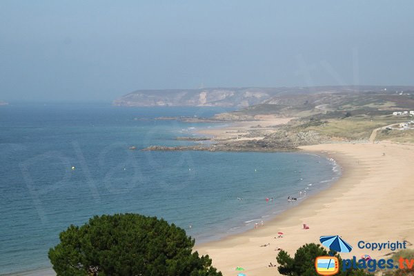 Photo de la plage dans l'anse du Croc et vue sur le Cap Fréhel