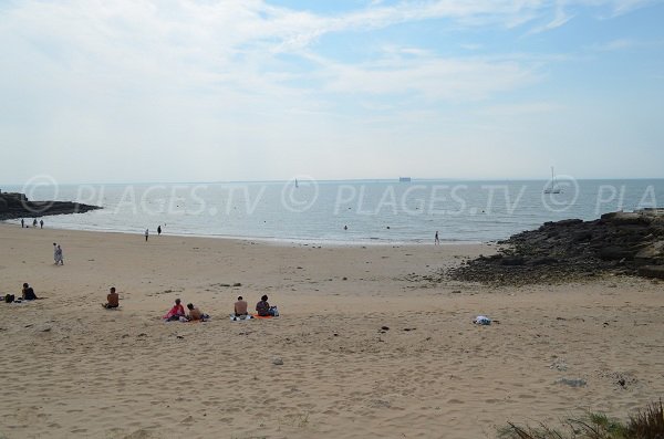 Fort Boyard is visible from this beach of the island of Aix (between the boats)