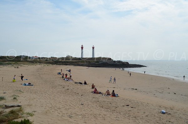 Vue sur les phares de la plage du centre du village de l'île d'Aix