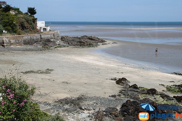 Plage dans l'anse aux Moines à Plérin