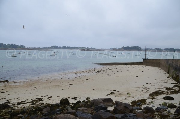 Plage de sable dans l'anse de Pellinec à Port Blanc